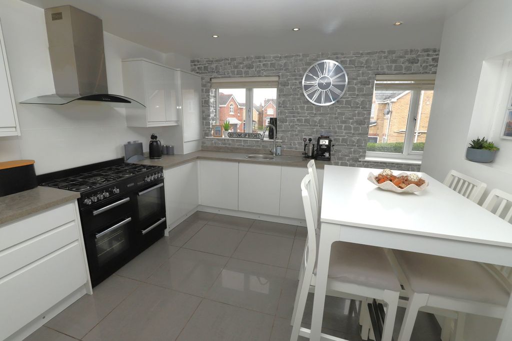 Property photo 2 of 32