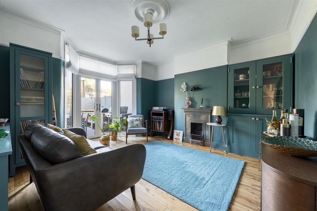 Property photo 2 of 38 Clivedon Road, E4
