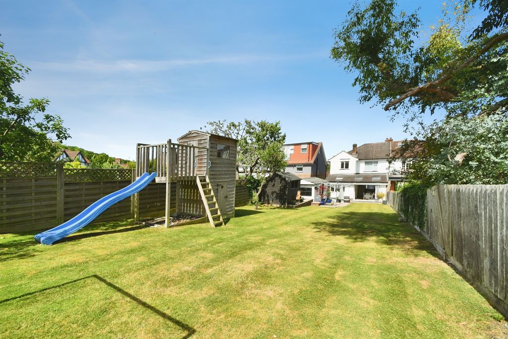Property photo 2 of 28