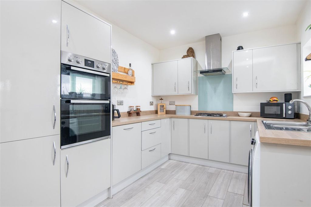 Property photo 3 of 17 Kitchen / Diner