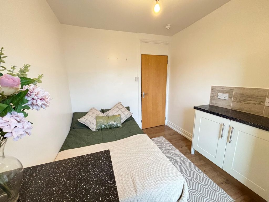 Property photo 1 of 9 7E669780-d512-4827-A3E7-A1F22c6Db8B2