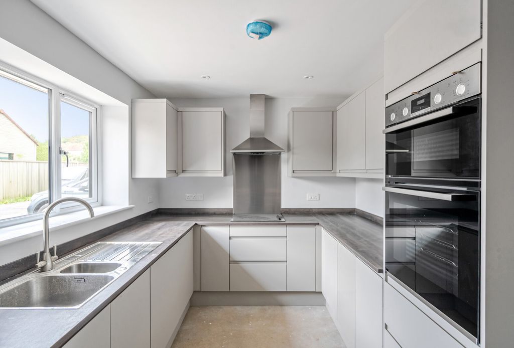 Property photo 2 of 15 1375475-5-6909Cee...