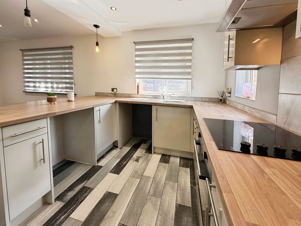 Property photo 3 of 10 Kitchen