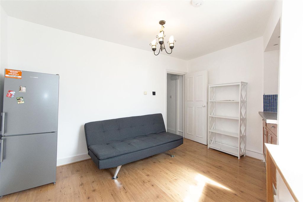 Property photo 3 of 10 Replingham Road (3).Jpg