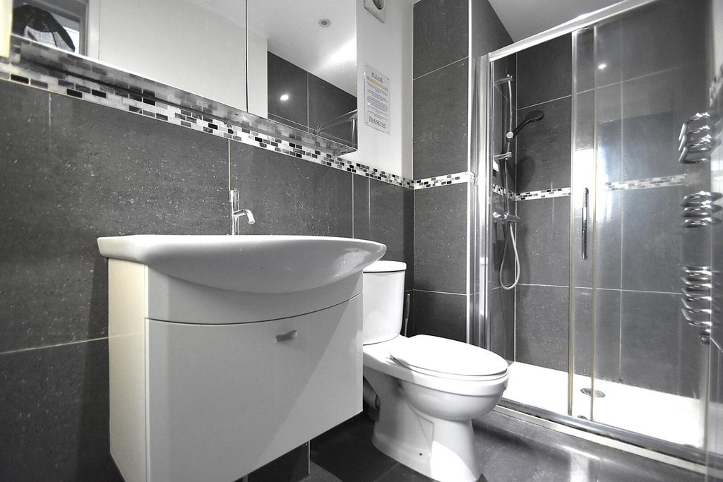 Property photo 2 of 9 Bathroom