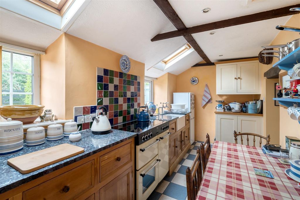Property photo 2 of 11 Kitchen