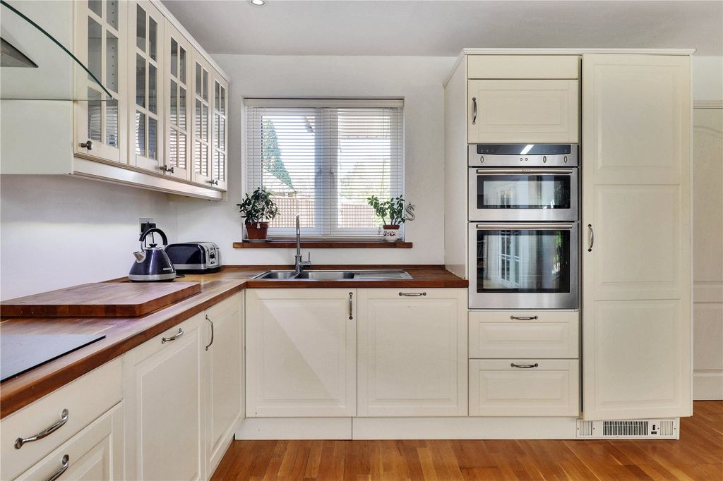 Property photo 3 of 24 Kitchen