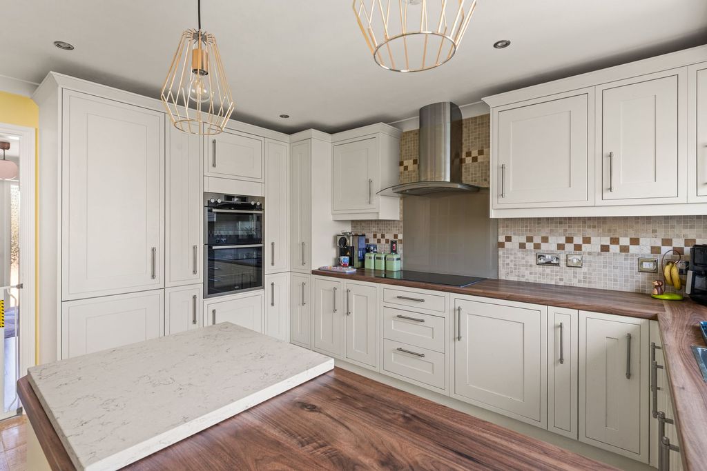 Property photo 3 of 34