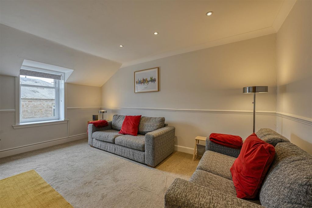 Property photo 2 of 9 Lounge
