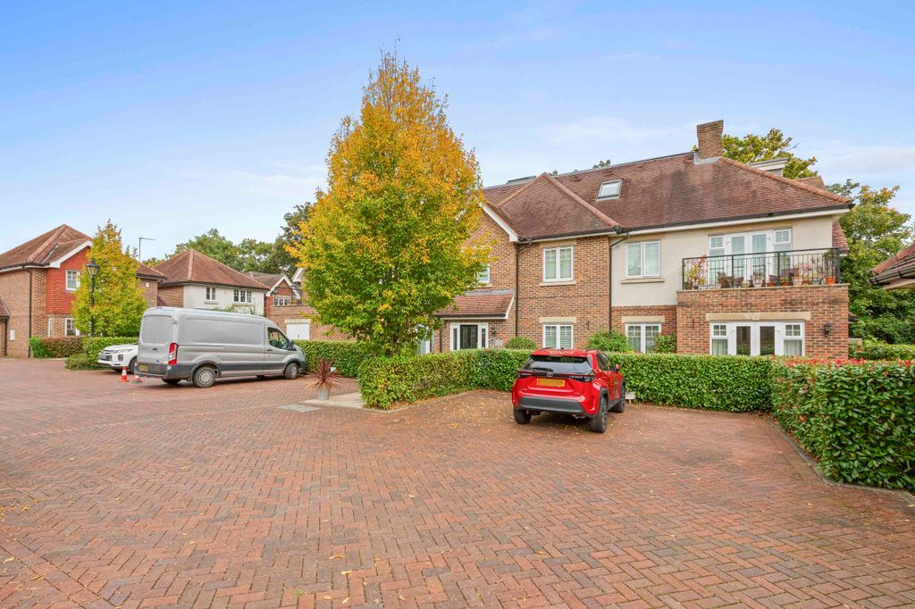 Property photo 2 of 17 9 Bisham House, Sl7 1Fq (Low Res)-12