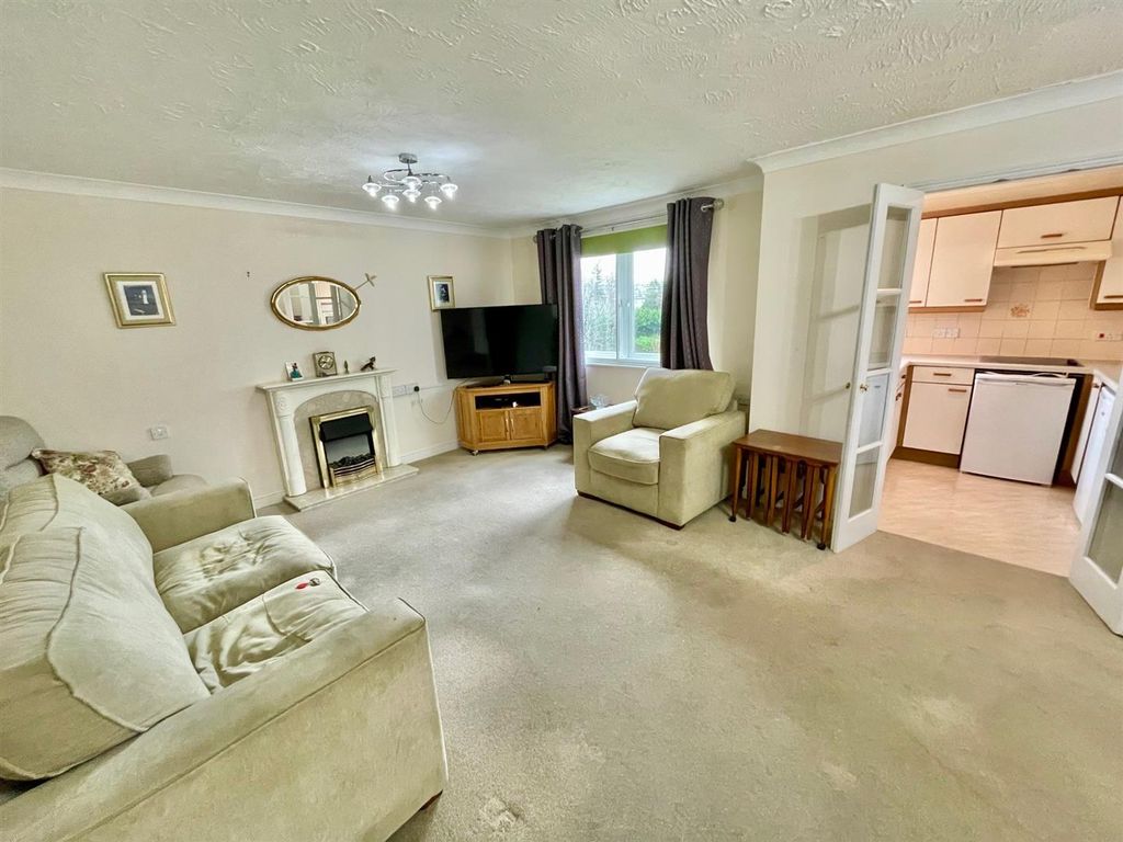 Property photo 3 of 8 Lounge.Jpg