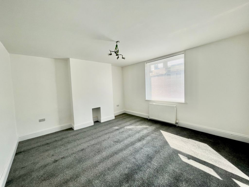 Property photo 3 of 19 Lounge