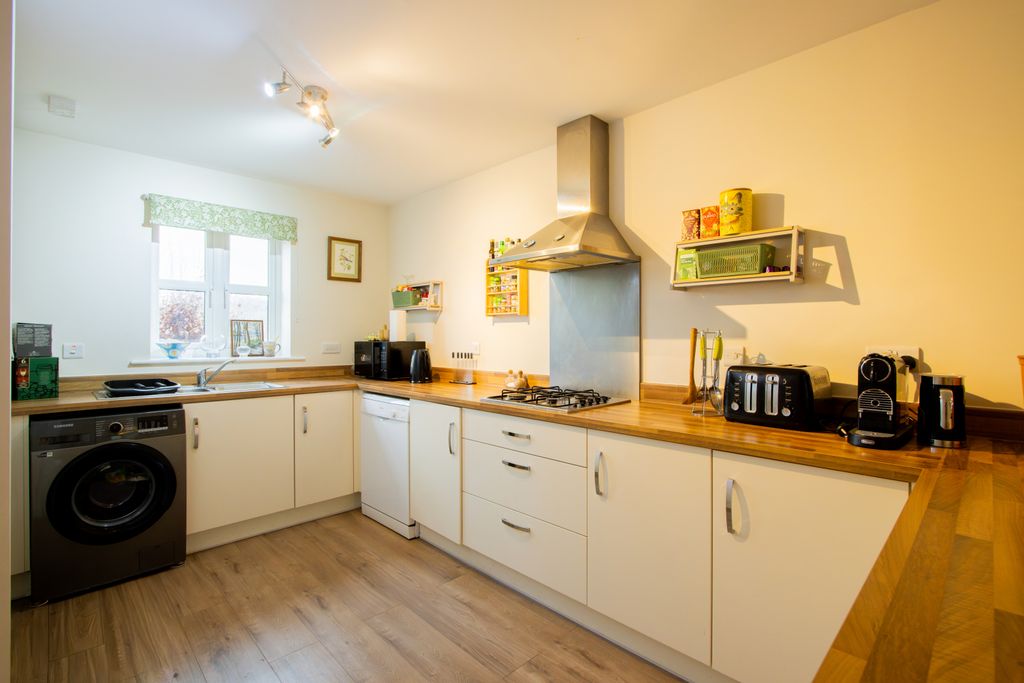 Property photo 2 of 18 Kitchen