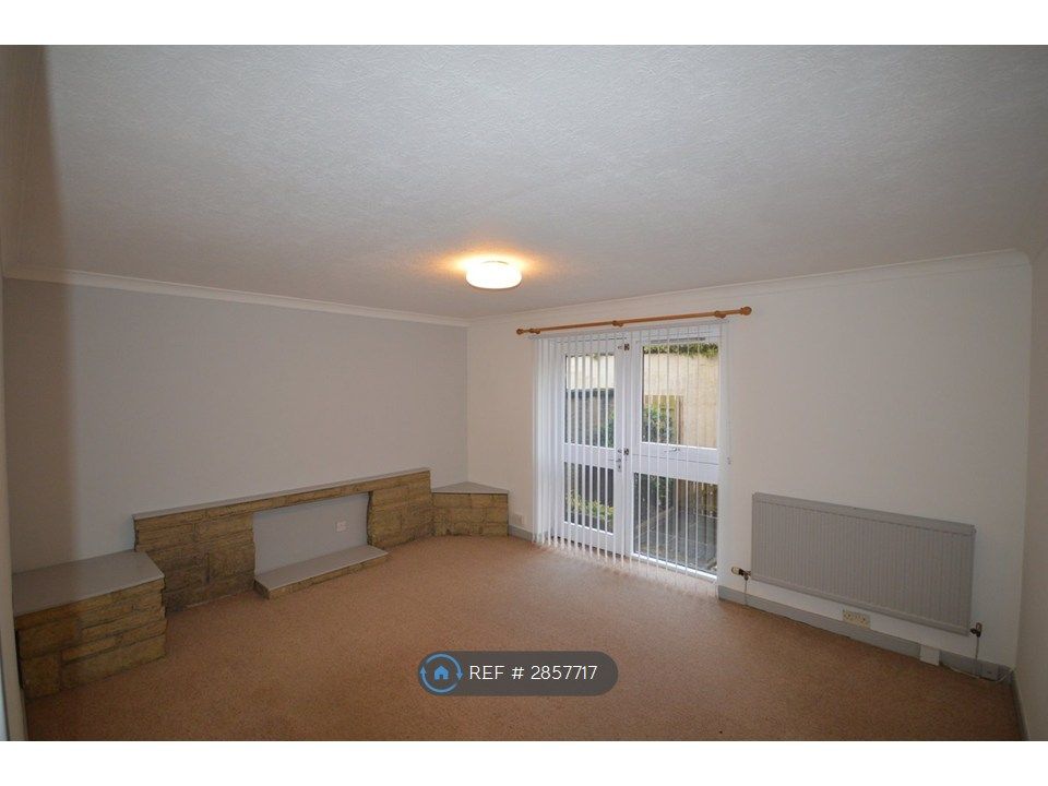 Property photo 3 of 8 Spacious Living Room