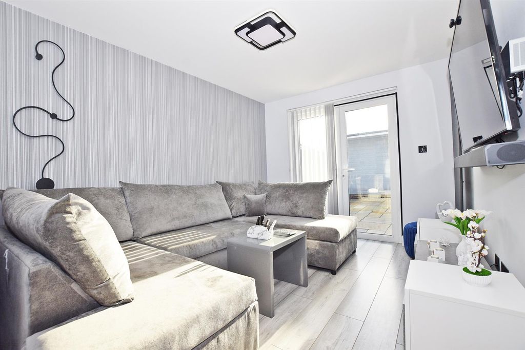 Property photo 3 of 15 Sitting Area