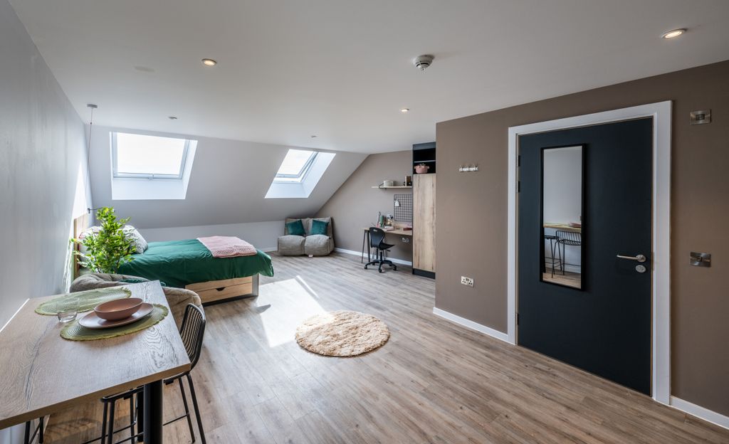 Property photo 1 of 19 01 - Primary (1).Jpg