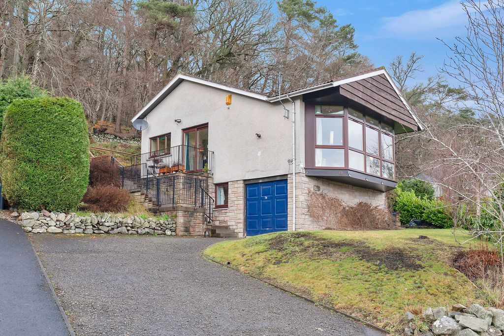 Property photo 2 of 25