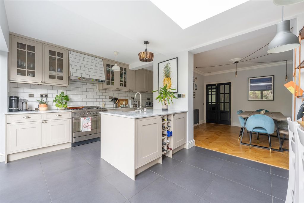 Property photo 3 of 35 Copeland Road E17