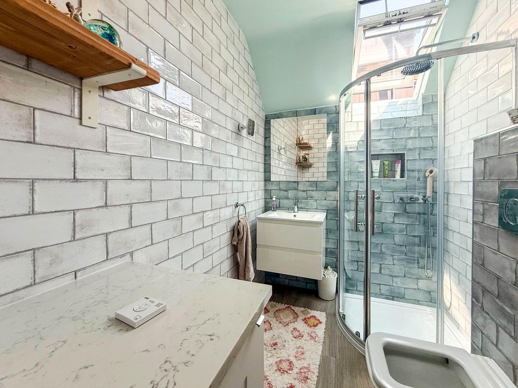 Property photo 2 of 9 Bathroom