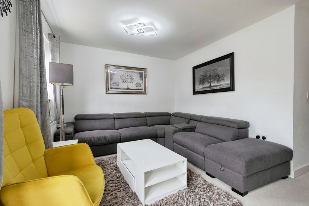 Property photo 3 of 23 Lounge