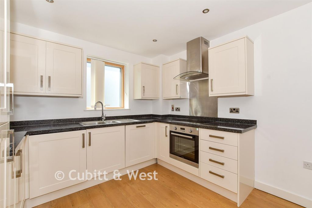 Property photo 3 of 12 Lounge/Kitchen