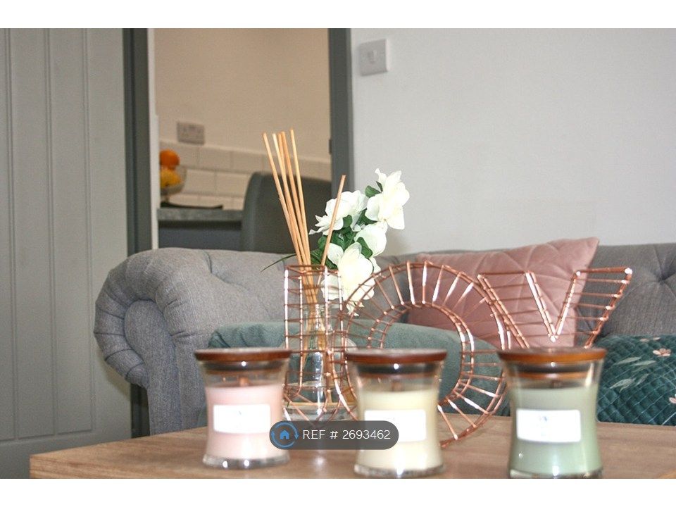 Property photo 3 of 19 Sofa