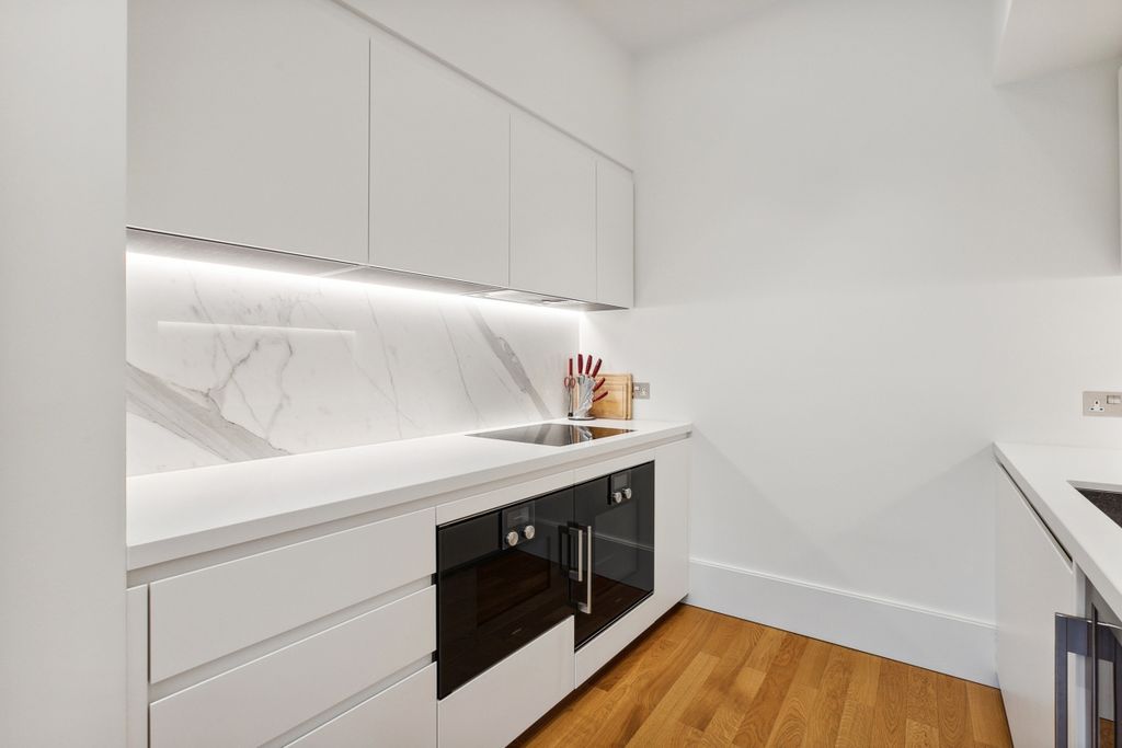 Property photo 1 of 8 Flat 2, 2 Lancer Squ