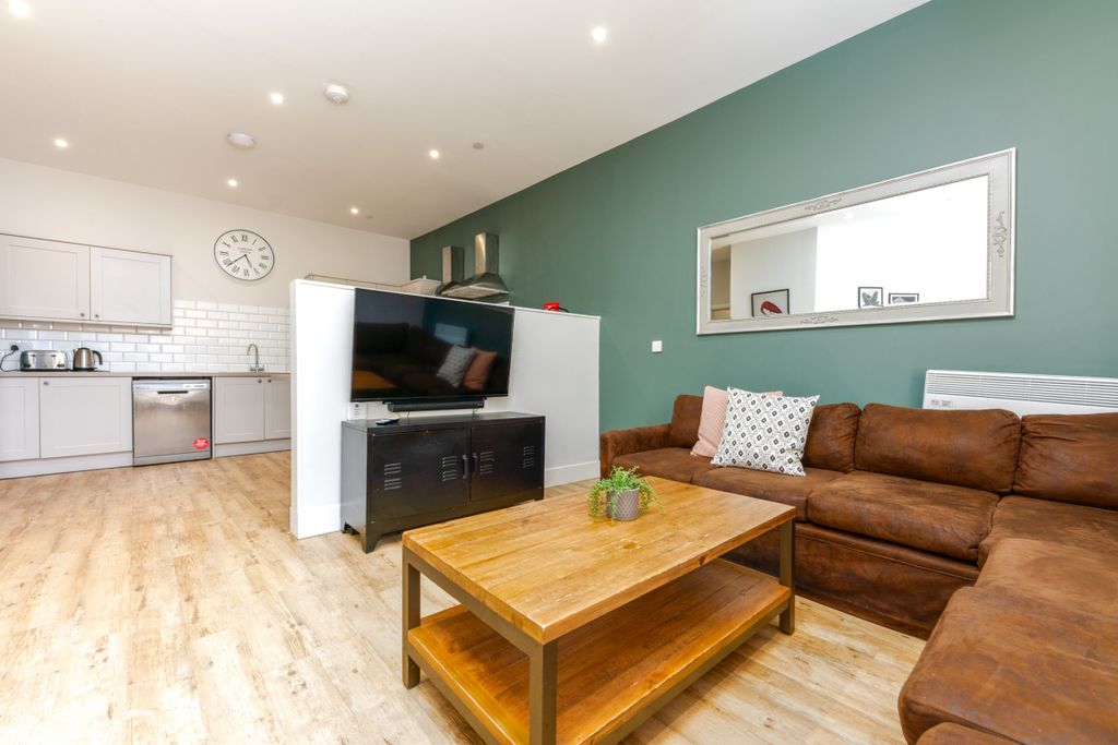 Property photo 3 of 20 Flat 1, 122 Walter Road Living Room 3