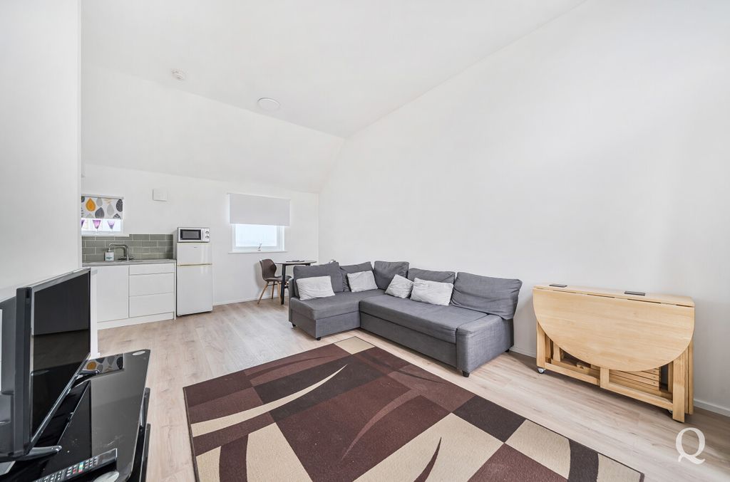 Property photo 3 of 18 76Daf9d5-0A57-441...