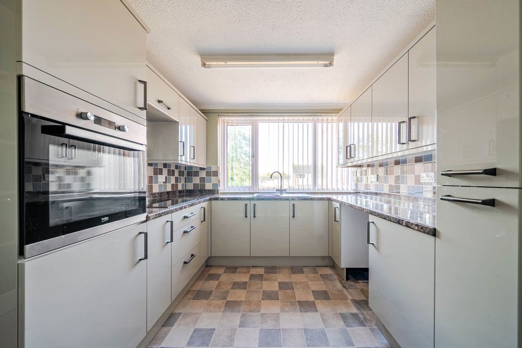 Property photo 3 of 26 Kitchen / Breakfast Room