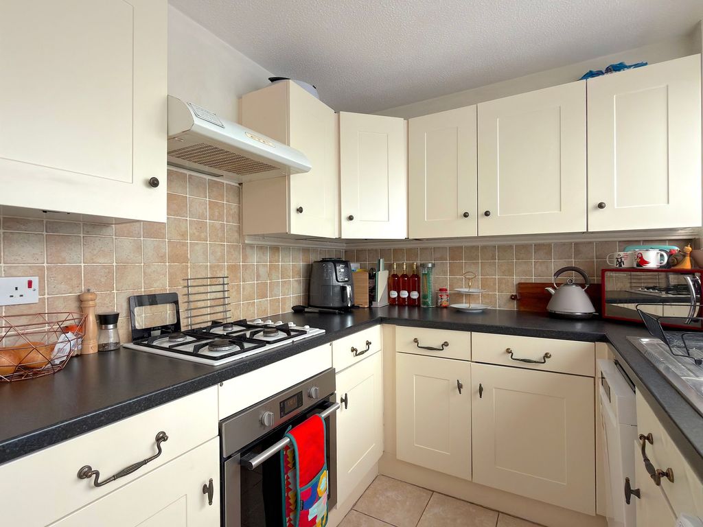 Property photo 3 of 22 Kitchen (1)