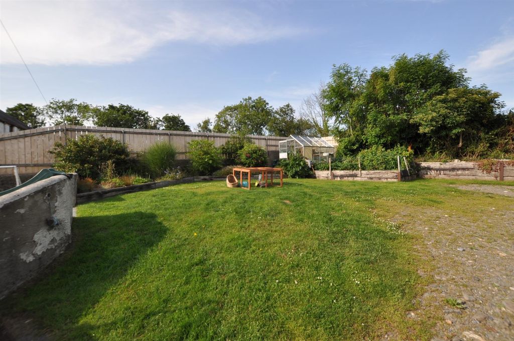 Property photo 2 of 25 Garden &amp; Exterior