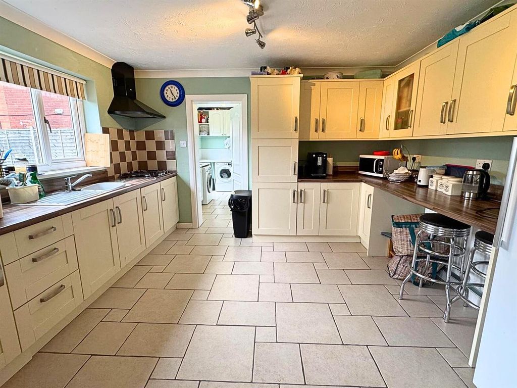 Property photo 3 of 23 Kitchen