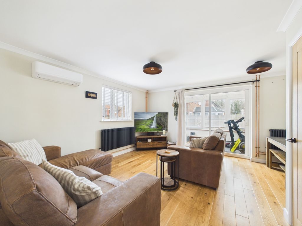 Property photo 2 of 23 Lounge