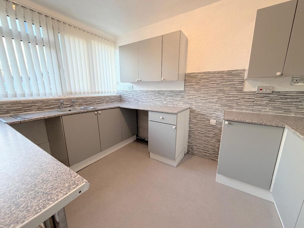 Property photo 3 of 11 Kitchen