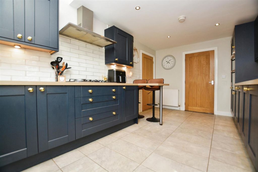 Property photo 3 of 32 Kitchen