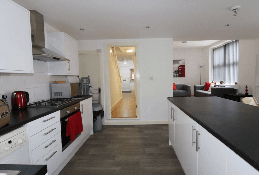 Property photo 1 of 17 Saltoun Rd, London Sw2, UK