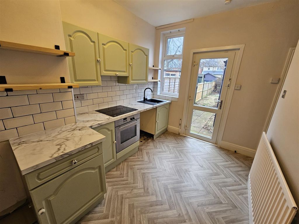 Property photo 3 of 9 Kitchen.Jpg