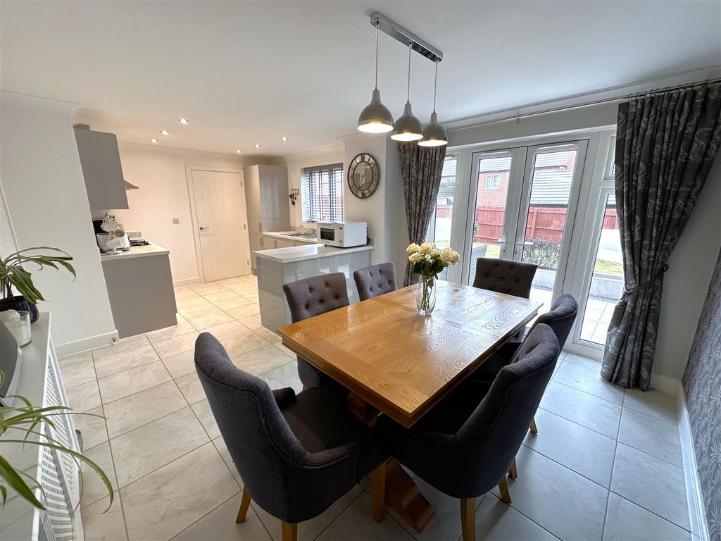 Property photo 2 of 26 Open-Plan Dining Kitchen 515