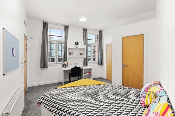 Property photo 1 of 7 E15 Room View