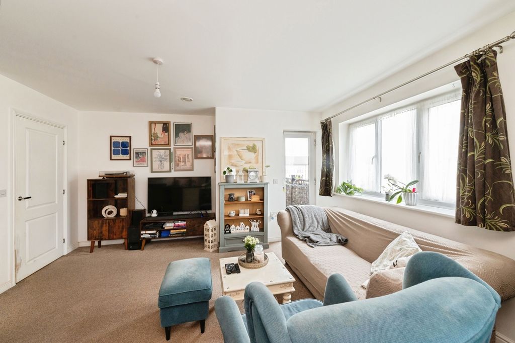 Property photo 3 of 17 Picture