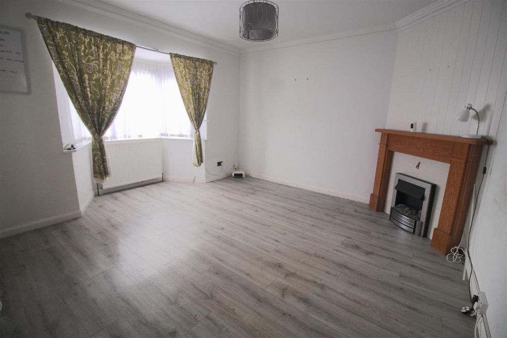 Property photo 3 of 10 Lounge