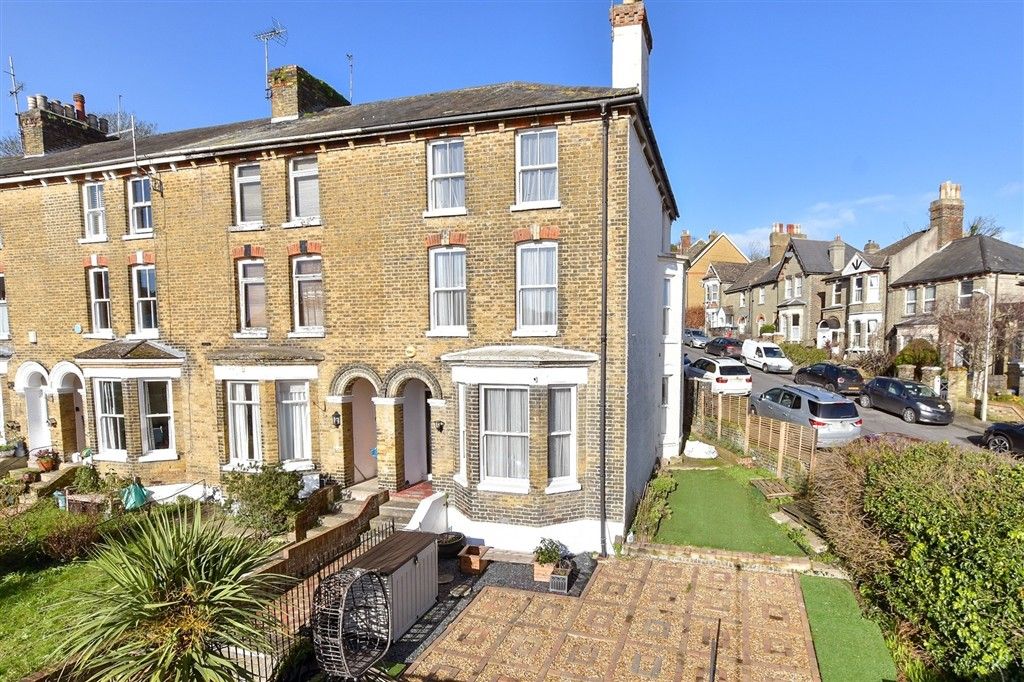 Property photo 1 of 15 External Front Web..