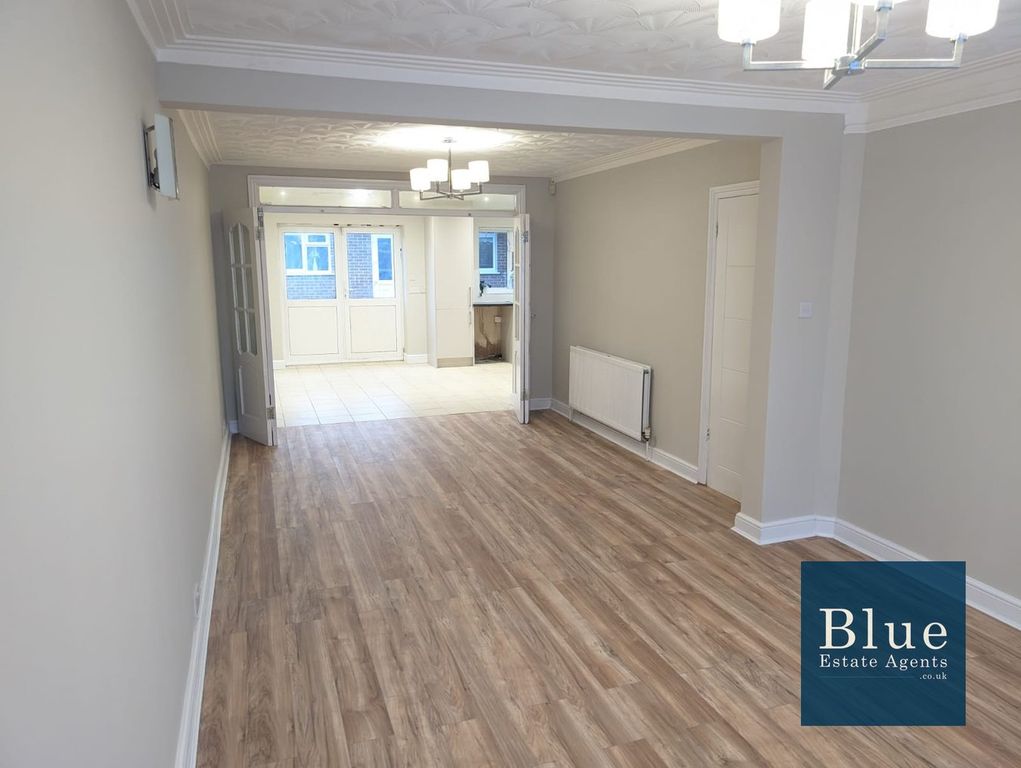 Property photo 3 of 11 Through Lounge