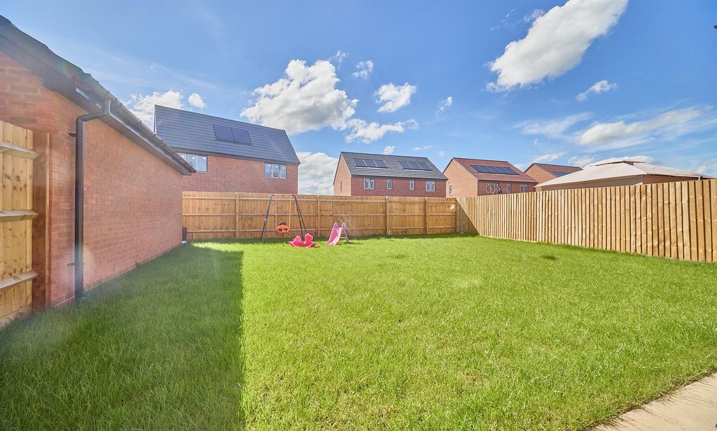 Property photo 3 of 16 Arromanches Ave Hinckley_13.Jpg
