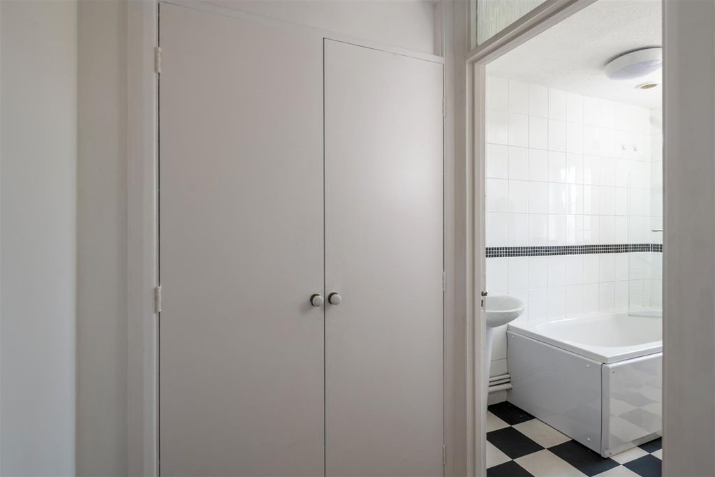 Property photo 3 of 10 26 Brookfield Close Internals-2.Jpg