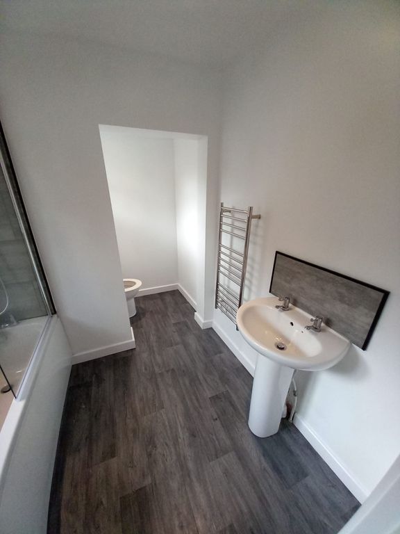 Property photo 2 of 11 A Modern And Well-Maintained Bathroom Suite Featur...