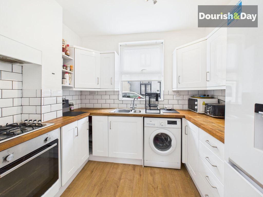 Property photo 2 of 11 Kitchen