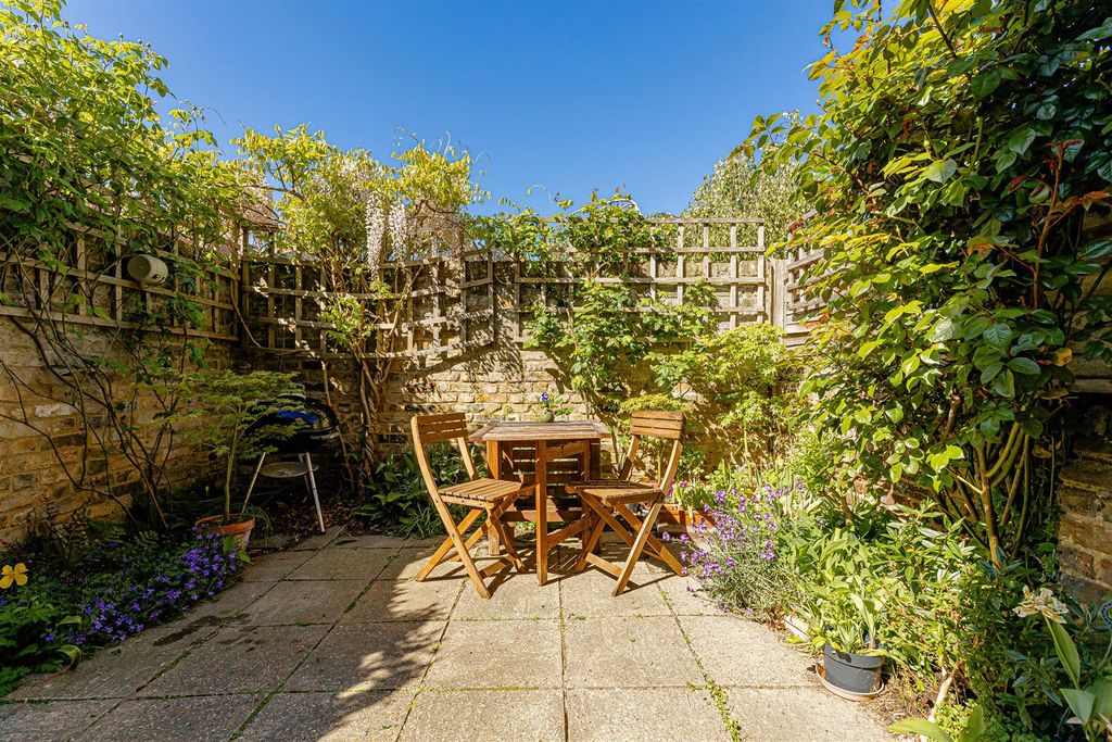 Property photo 3 of 34 1 Elystan Walk N1 (39).Jpg