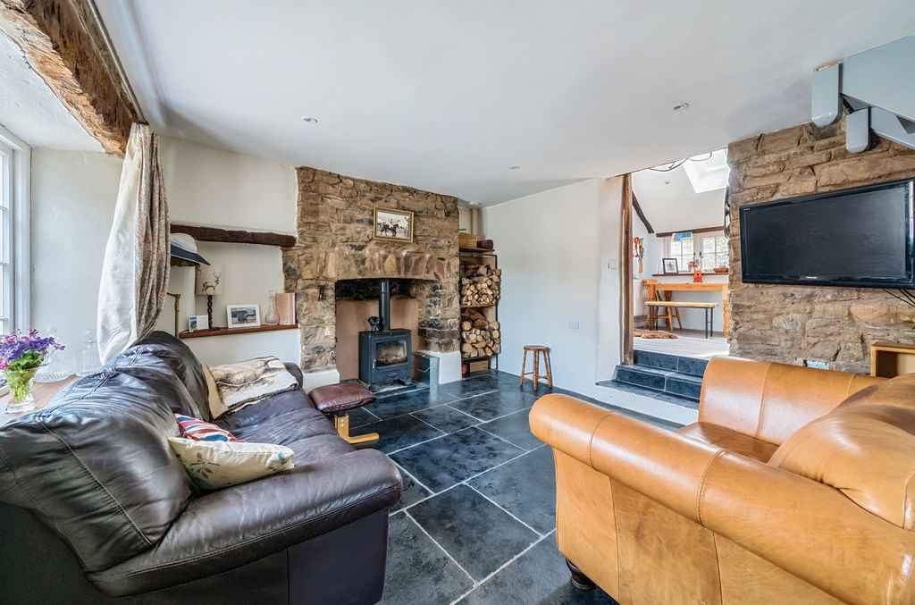 Property photo 2 of 18 Bampton Seddons